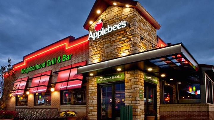 Exterior of an Applebee's location, where people can enjoy Applebee's fundraisers